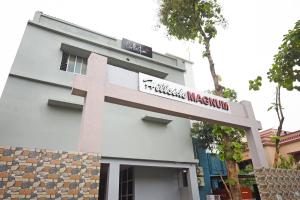 un bâtiment avec une croix sur son côté dans l'établissement Super Collection O Sayhallo Hillside Magnum, à Khandagiri