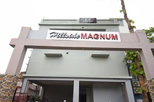 un edificio con una señal para un mitzke maculum en Super Collection O Sayhallo Hillside Magnum, en Khandagiri