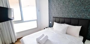 Una cama o camas en una habitación de GO to apartments in Leonardo