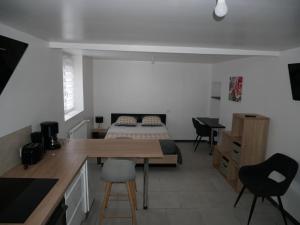 1 dormitorio con 1 cama, mesa y sillas en Studio Indépendant, au calme. en La Roche-sur-Yon