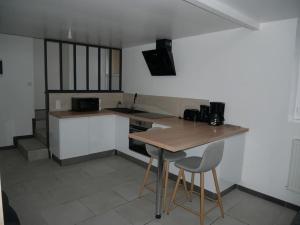 Kuchyňa alebo kuchynka v ubytovaní Studio Indépendant, au calme.