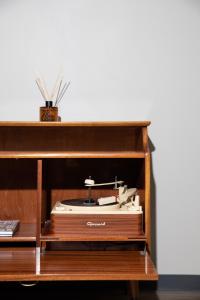 a wooden shelf with a radio on top of it at Bob W Oslo Sentralen in Oslo