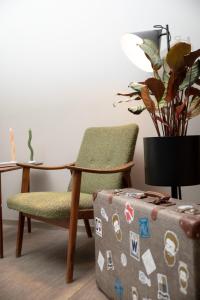 a chair and a table with a potted plant at Bob W Sentralen in Oslo