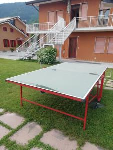 un tavolo da ping pong di fronte a una casa di Alloggio Cristina a Valdobbiadene
