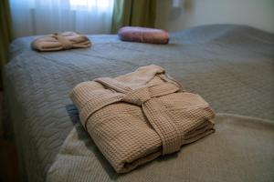 2 asciugamani sono seduti sopra un letto di Riverpark Holiday Apartment, Sandanski a Sandanski Altre 58 foto