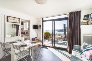Televisi dan/atau pusat hiburan di Jardin sur l'eau - Appt vue mer