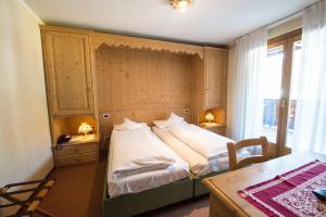 Ένα ή περισσότερα κρεβάτια σε δωμάτιο στο HOTEL GARNi NORMA