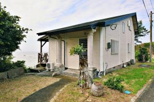 a house on the shore of the ocean at ニア・ヤコモ 