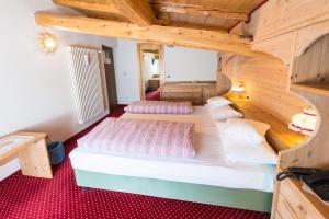 Ένα ή περισσότερα κρεβάτια σε δωμάτιο στο HOTEL GARNi NORMA