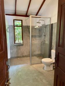 ein Bad mit einer Dusche und einem WC in der Unterkunft Casa Tangalle ~ Peaceful, private villa in Tangalle