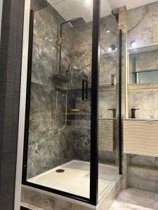 Bilik mandi di Loft 5 places with view on Eiffel Tower +26 gambar