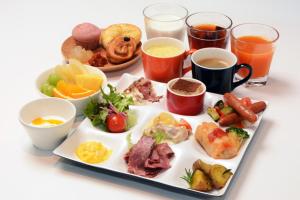 un plato de comida con diferentes tipos de comida en Sotetsu Fresa Inn Yodoyabashi en Osaka