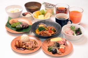 大阪的住宿－Sotetsu Fresa Inn Yodoyabashi，餐桌,盘子上放着食物和碗