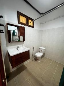 Ett badrum på Phonethep Hotel