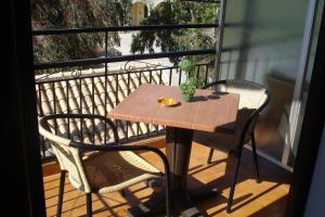 - Balcón con mesa de madera y 2 sillas en Smile 2, en Kassiopi