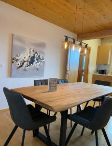 a dining room table with chairs and a mountain at Apartment Bergzauber in Reith im Alpbachtal