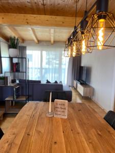 una mesa de madera con un cartel en la sala de estar en Apartment Bergzauber en Reith im Alpbachtal