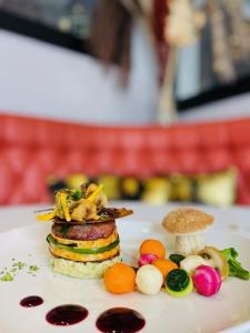 une assiette de nourriture avec un sandwich et des légumes dans l'établissement Hostellerie du Cigalou - Teritoria, à Bormes-les-Mimosas