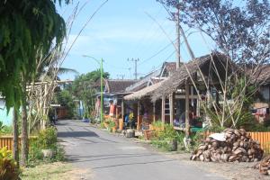 a street in a village with a bunch of buildings at Agus Hidden Homestay - Banjar Sweet Village in Banyuwangi