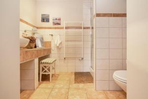 La salle de bains est pourvue de toilettes et d'un lavabo. dans l'établissement Lenster Möwennest, à Lenste