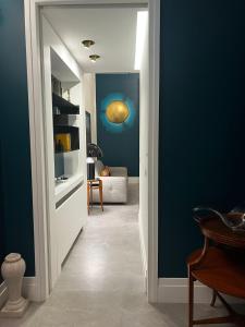 un corridoio con pareti blu e una porta bianca di Salottino Carafa by Salotto Borbonico a Napoli