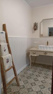 a bathroom with a ladder next to a sink at Casa Dolfín - "Tu hogar en la costa del paraíso" in Naves