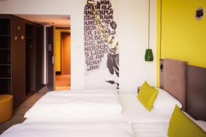 Ein Bett oder Betten in einem Zimmer der Unterkunft Vienna House Easy by Wyndham Berlin Prenzlauer Berg
