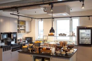Una cocina con una encimera con comida encima. en Vienna House Easy by Wyndham Bremen City Apartments, en Bremen