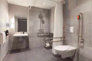 Un baño de Vienna House Easy by Wyndham Bremen City Apartments
