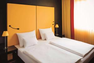 Postel nebo postele na pokoji v ubytování Vienna House Easy by Wyndham Pilsen