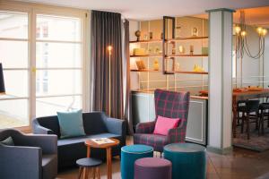 sala de estar con sillas coloridas y mesa en Vienna House Easy by Wyndham Castrop-Rauxel en Castrop-Rauxel