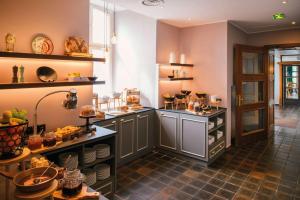 卡斯楚普–勞克塞爾的住宿－Vienna House Easy by Wyndham Castrop-Rauxel，厨房配有带食物的柜台