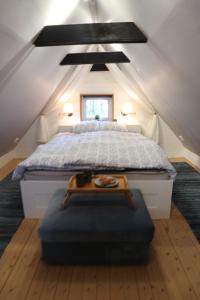 Comfy Guest House in Countryside في Lövestad: غرفة نوم فيها سرير مع طاولة