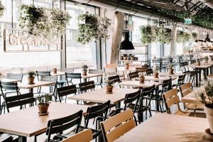 Um restaurante ou outro lugar para comer em Vienna House by Wyndham Mokotow Warsaw
