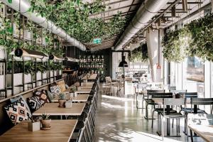 Um restaurante ou outro lugar para comer em Vienna House by Wyndham Mokotow Warsaw