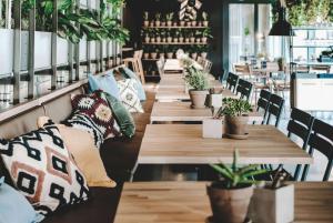 Um restaurante ou outro lugar para comer em Vienna House by Wyndham Mokotow Warsaw