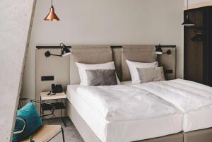 Cama ou camas em um quarto em Vienna House by Wyndham Mokotow Warsaw
