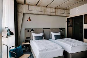 Cama ou camas em um quarto em Vienna House by Wyndham Mokotow Warsaw