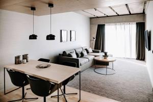 Uma área de estar em Vienna House by Wyndham Mokotow Warsaw