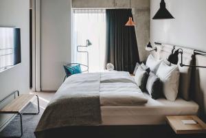 Cama ou camas em um quarto em Vienna House by Wyndham Mokotow Warsaw