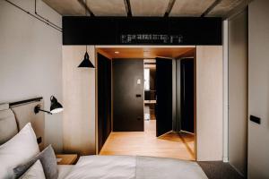 Cama ou camas em um quarto em Vienna House by Wyndham Mokotow Warsaw