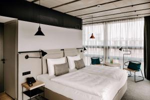 Cama ou camas em um quarto em Vienna House by Wyndham Mokotow Warsaw