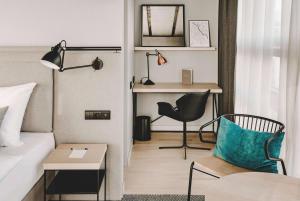 Uma área de estar em Vienna House by Wyndham Mokotow Warsaw