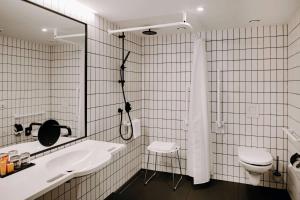 Um banheiro em Vienna House by Wyndham Mokotow Warsaw