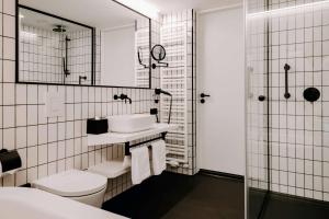 Um banheiro em Vienna House by Wyndham Mokotow Warsaw