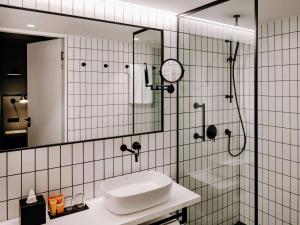 Um banheiro em Vienna House by Wyndham Mokotow Warsaw