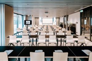 una sala conferenze con tavoli e sedie bianche di Vienna House by Wyndham Mokotow Warsaw a Varsavia