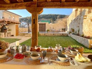 una mesa con comida y vistas a un patio en Casa Rural Iradia, en Eraul