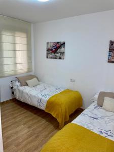 A bed or beds in a room at Granada a un paso, Parking Gratis