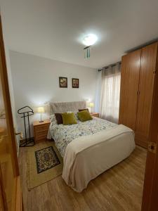 A bed or beds in a room at Granada a un paso, Parking Gratis